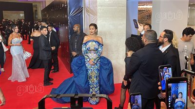 غادة عبد الرازق تخطف الأنظار علي السجادة الحمراء لمهرجان الفضائيات العربية (فيديو)