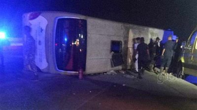 إصابة 43 شخصا في حادث انقلاب أتوبيس سياحي على طريق السويس الصحراوي