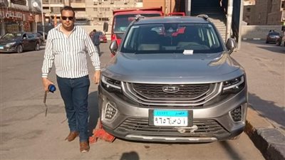 حي العمرانية يشن حملة مكثفة لكلبشة السيارات المخالفة (صور)