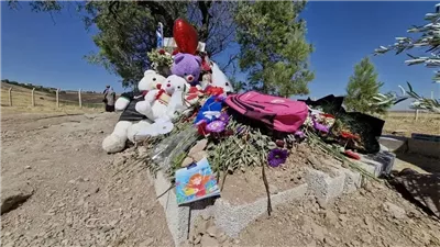  قبر طفلة تركية يتحول إلى مزار يقصده السكان