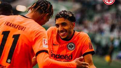 بهدف مرموش، فرانكفورت يتقدم على فولفسبورج بالشوط الأول في الدوري الألماني (فيديو)