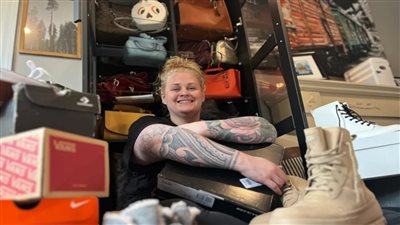 بريطانية مصابة بمرض نادر تتسوق بأكثر من 8 آلاف دولار خلال نومها 