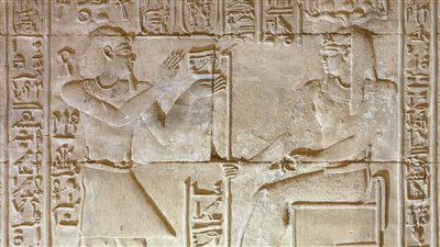 الكشف عن نقوش جديدة حول الممارسات الدينية للكهنة خلال العصر البطلمي بمشروع ترميم معبد إدفو