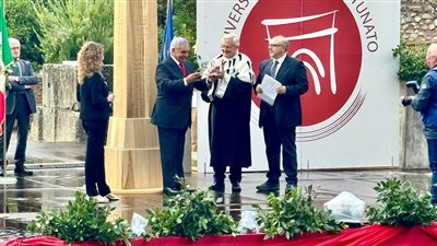 جامعة بينيفينتو الإيطالية تمنح زاهي حواس جائزة الإمبراطور تراجان كأول عربي يحصل عليها 