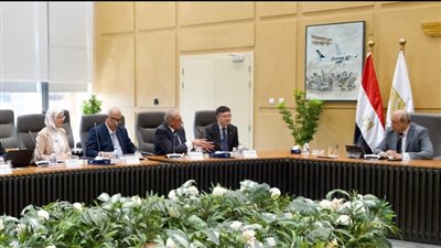 وزير الطيران يبحث إنشاء مدينة بضائع لوجيستية بمطار القاهرة
