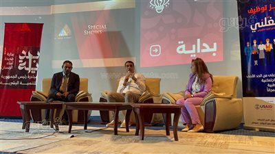 نائب محافظ الأقصر يتابع فعاليات ملتقى التوظيف (صور)