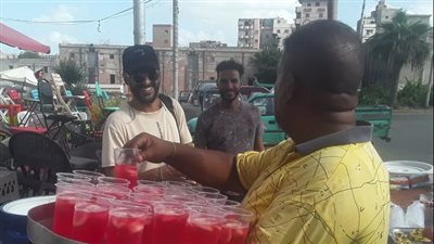 أهالى الإسكندرية يحتفلون بالمولد النبوي بتوزيع الشربات والألعاب للأطفال (فيديو)