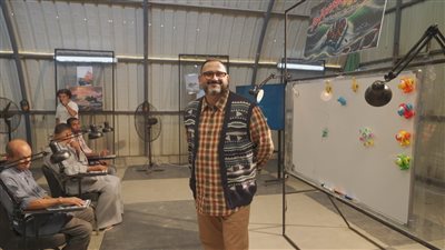 أكرم حسني بـ ستايل تسعيناتي في ثاني حلقات مسلسل 