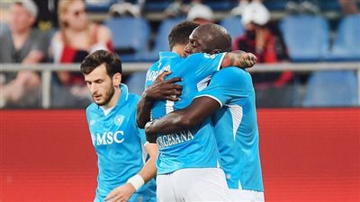 نابولي يفوز على فينيزيا ويواصل الاقتراب من متصدر الدوري الإيطالي