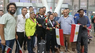 استقبال حافل للبطل البارالمبي إبراهيم الخولي بمطار القاهرة بعد فوزه ببرونزية العالم للتنس الأرضي