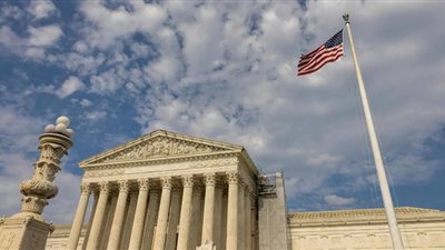 شاب مكبّل اليدين يهرب من محكمة أمريكية (فيديو)