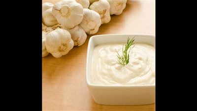 طريقة عمل الثومية السورية، بأسهل الخطوات والطعم مبهر