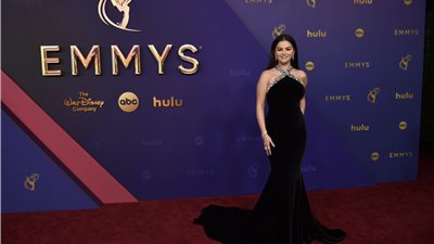 جوائز الإيمي، سيلينا جوميز تتألق بالأسود على السجادة الحمراء للحفل (فيديو)