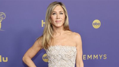 جوائز الإيمي، جينيفر أنيستون تستعرض رشاقتها على السجادة الحمراء للحفل (فيديو)