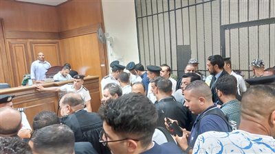 لحظة دخول اللاعب أحمد فتوح إلى قفص الاتهام وبدء جلسة محاكمته بجنايات مطروح (صور)