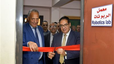رئيس جامعة القاهرة يفتتح معملي الذكاء الاصطناعي والروبوتات وإنترنت الأشياء