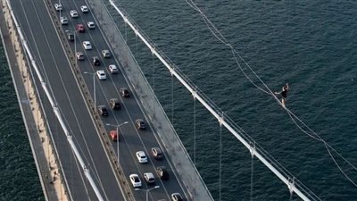 لأول مرة، مغامر يعبر من آسيا إلى أوروبا سيرا على حبل (فيديو)