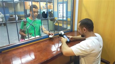 إقبال كبير من ركاب مترو الأنفاق على منافذ شراء تذاكر السكك الحديدية 