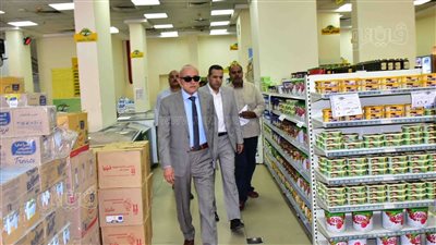محافظ الأقصر يتفقد فرع الشركة المصرية لتجارة الجملة وأحد المخابز البلدية (صور)