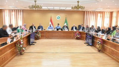 صرف مساعدات وتوفير وظائف خلال لقاء محافظ الشرقية مع المواطنين 