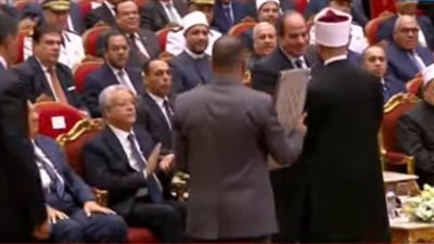 وزير الأوقاف يهدي السيسي نسخة من المصحف الشريف في احتفالية المولد النبوي (فيديو)