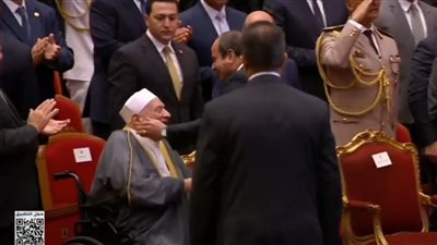 شاهد، الرئيس السيسي يقبل رأس الدكتور أحمد عمر هاشم خلال احتفالية المولد النبوي (فيديو)