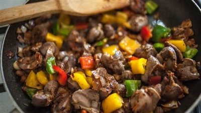 طريقة عمل الكبد والقوانص، أسرع وأرخص وجبة غداء