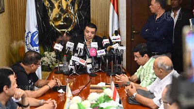 مصطفى كامل يوجه رسالة لعمرو دياب