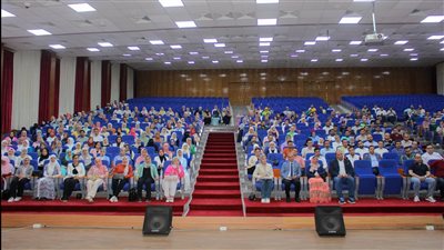 رئيس جامعة المنصورة يبحث مع أعضاء هيئة التدريس سبل تطوير العملية التعليمية