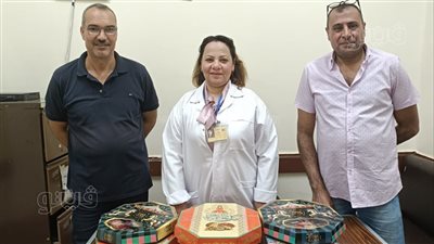 طبيبة قبطية توزع حلوى المولد على المرضى ببني سويف