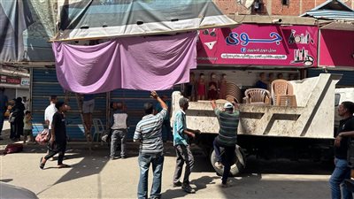 غلق 13 محلا تجاريا للعمل بدون ترخيص في الإسماعيلية (صور) 