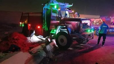 لحظة تصادم مقطورتين واشتعال الحريق بإحداهما في الطريق الأوسطي (فيديو وصور)