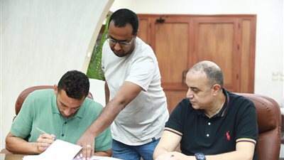  البطل الأولمبي أحمد أسامة الجندي يجدد عقده مع نادي الشمس (صور)