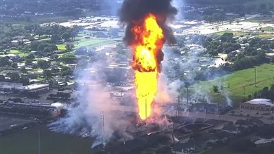 لقطات توثق حريقا هائلا بخط أنابيب في ضاحية مدينة هيوستن الأمريكية (فيديوهات)