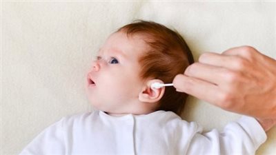 استشاري يحذر من استخدام قطن الأذن للأطفال 