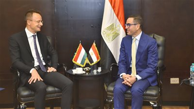 وزير الاستثمار يستقبل وزير الخارجية والتجارة المجري لبحث التعاون المشترك