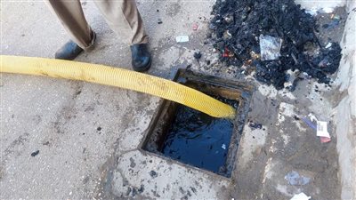 لمنع تراكم المياه بالشوارع.. تطهير صفايات الأمطار في كفر الشيخ