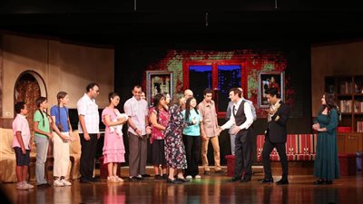 محمد صبحي يواصل تقديم مسرحيته 