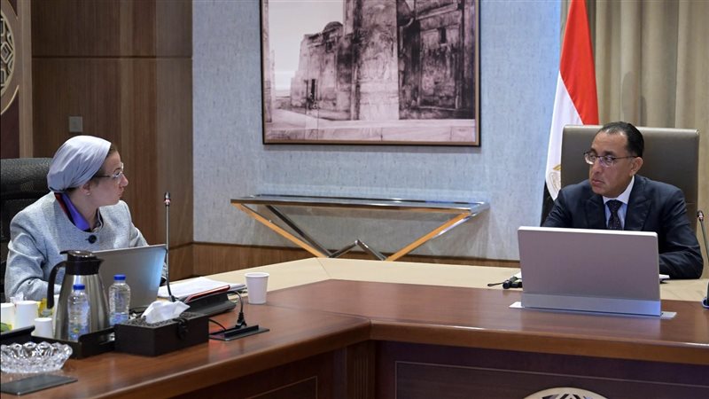 رئيس الوزراء ووزيرة