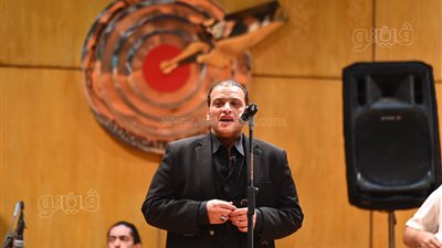 الفشني يشدو قمرُ وسافر حبيبي على مسرح نقابة الصحفيين (صور)