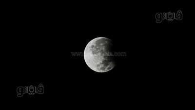 مع الغروب وحتى الفجر، القمر يقترن بالنجم بولوكس