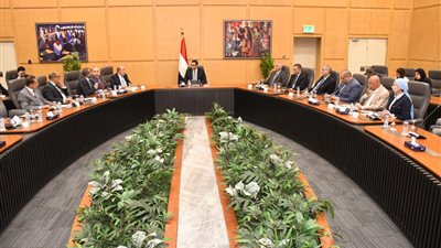 وزير الإسكان يلتقي أعضاء جمعية مستثمري العاشر من رمضان للاستماع لمطالبهم 