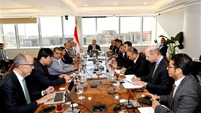 وزير الإسكان يتابع مع مسئولى شركة 