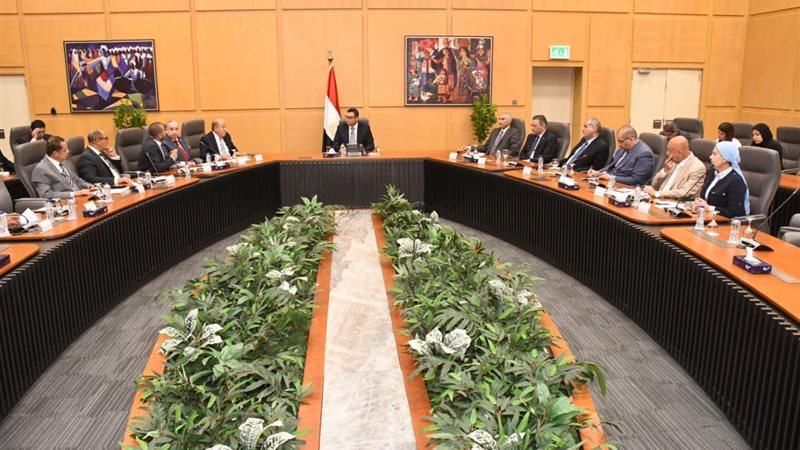 وزير الإسكان خلال