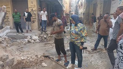 رفع أنقاض عقار الورديان المنهار، والحي: صادر له قرار هدم (صور)