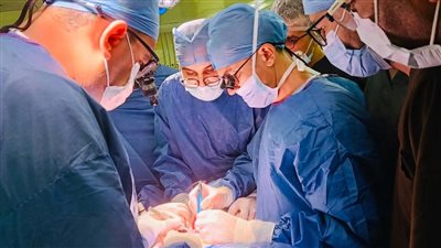 مستشفى سوهاج الجامعي يجري 8 عمليات جراحية نادرة لمرضى أطفال المسالك 