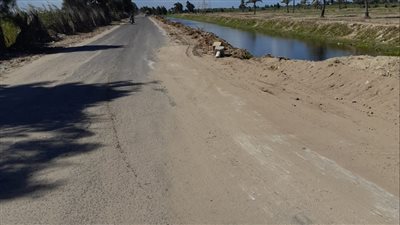 محافظ كفرالشيخ يتابع أعمال رفع كفاءة وتمهيد الطرق بقرى بلطيم 