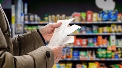 مع توقعات رفع قيمة الجنيه، خبير اقتصادي يطلق تحذيرًا بشأن أسعار السلع 