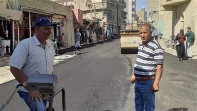 محلي طهطا يتابع أعمال رصف الطرق بسوهاج