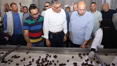 محافظ الجيزة يبحث آليات تطوير صناعة وتصدير التمور بالواحات البحرية (صور)